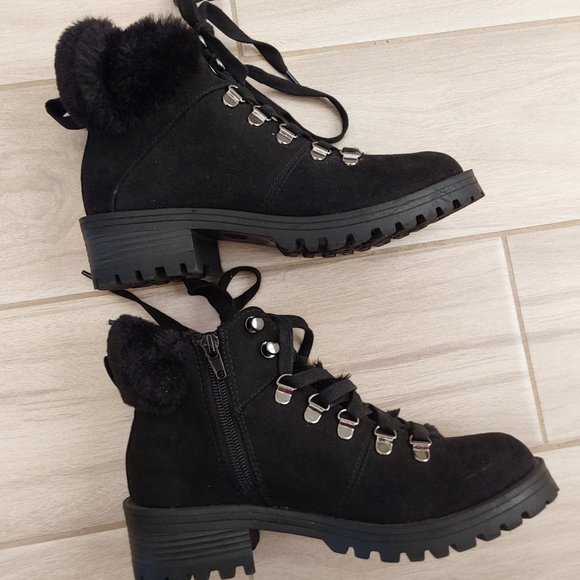 r2 Black Faux Suede & Fur NWOB Lace Up Ankle Boots.  Size 6M - Picture 4 of 8